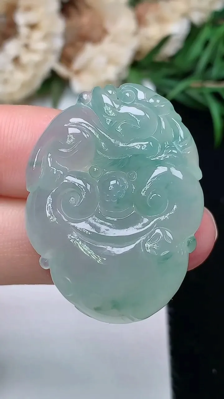 天然A货翡翠飘花如意头吊坠，尺寸32.9-25-8，重量:11.31g
12月18日