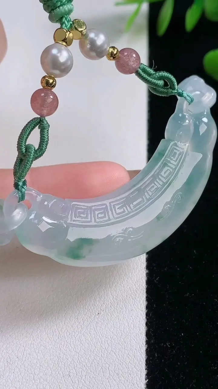 天然A货翡翠种飘花如意锁手牌，尺寸15.4-54.4-6.6，重量:19.81g
12月18日