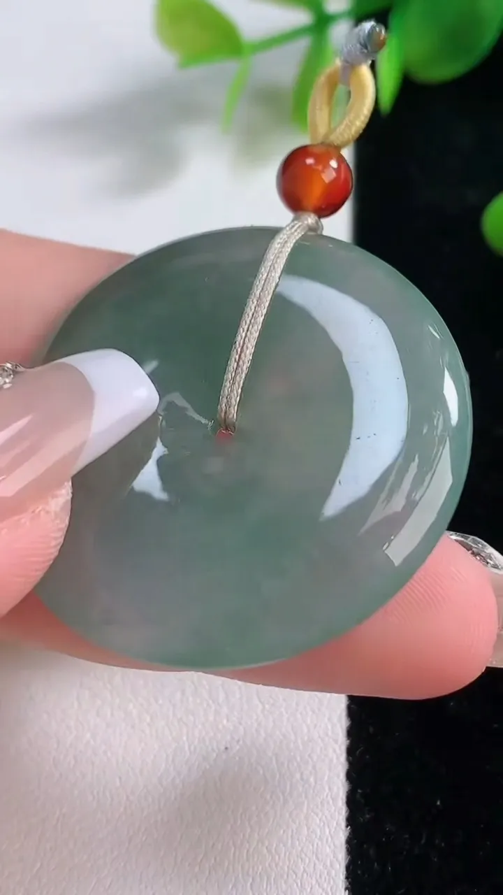 天然A货翡翠平安扣吊坠，尺寸37.6-5.7，重量:19.74g
12月18日