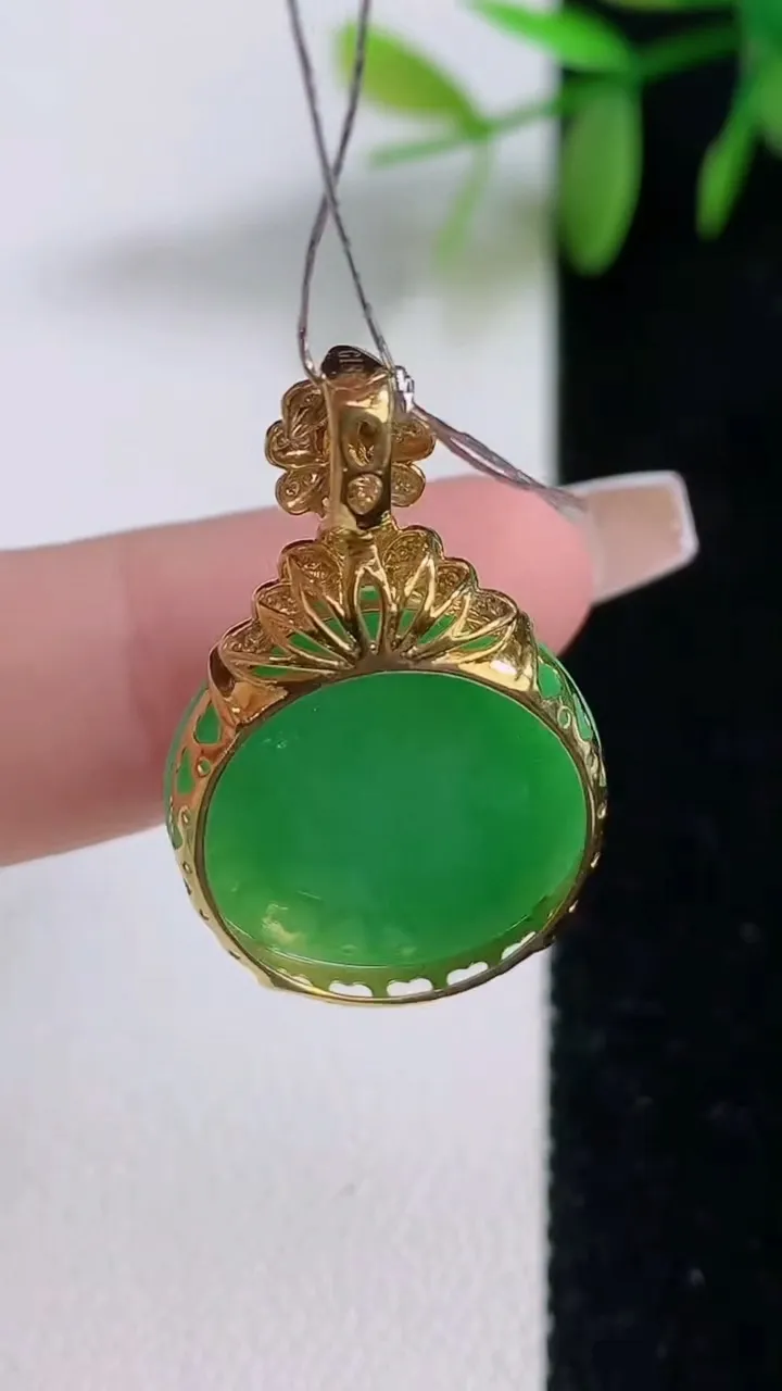 天然A货翡翠蛋面吊坠，尺寸28.3-18-10，重量:6.16g
12月18日