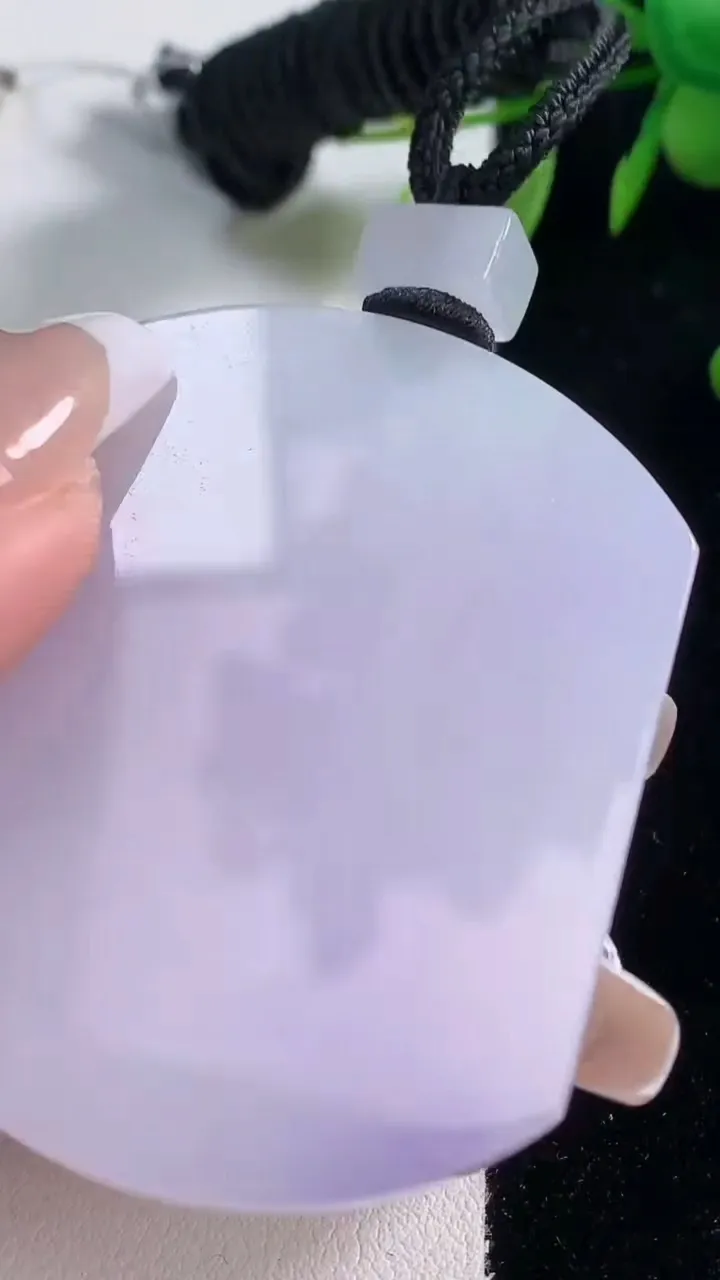 天然A货翡翠紫罗兰无事牌吊坠，尺寸52.6-43-5.9，重量:43.19g
12月18日