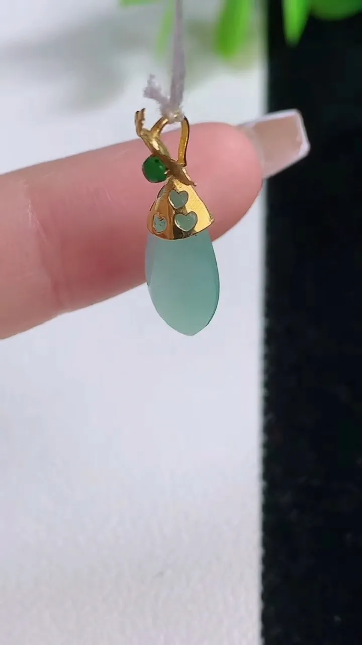 天然A货翡翠随形吊坠，尺寸17-9-4，重量:1.19g
12月18日