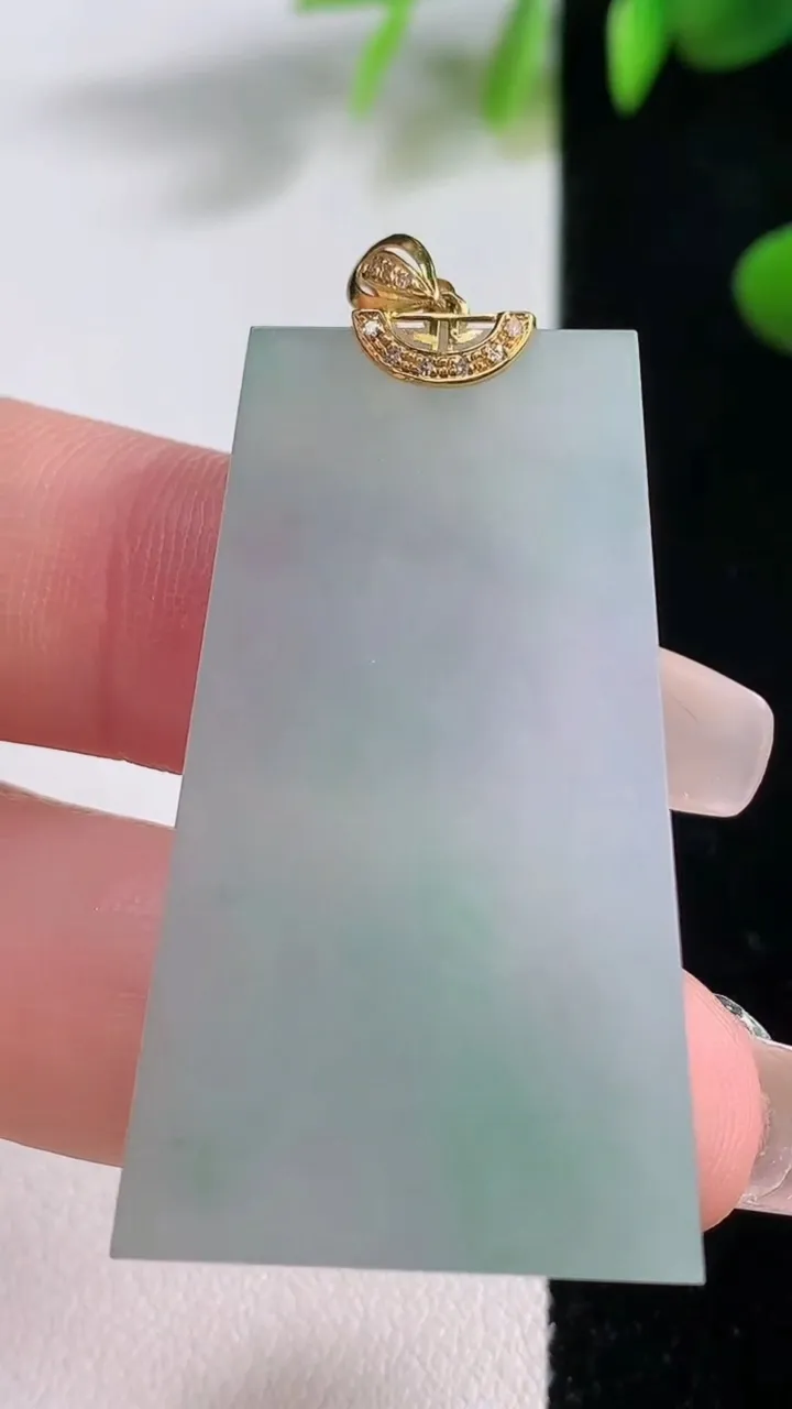 天然A货翡翠无事牌吊坠，尺寸40-23.6-4，重量:11.34g
12月18日