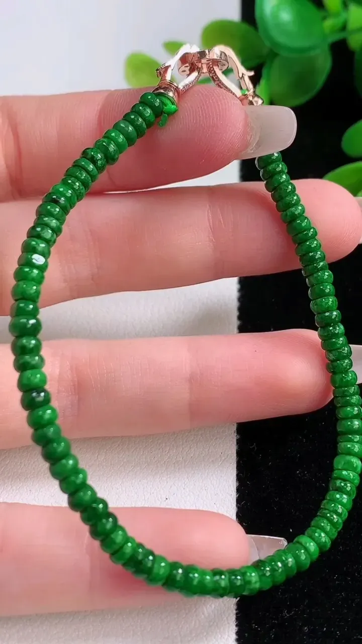 天然A货翡翠算盘珠手串，尺寸3.7-1.8-85颗，重量:6.56g12月18日
工厂直销收藏佳品,
