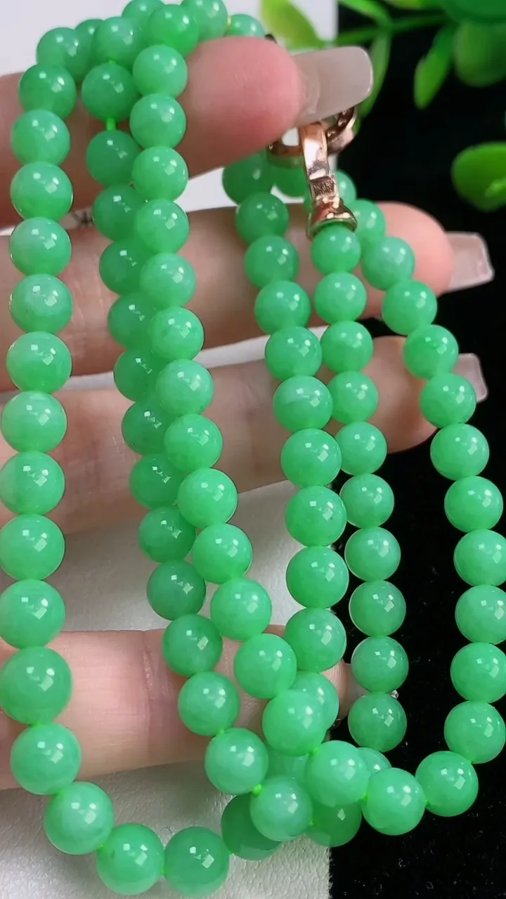 天然A货翡翠圆珠项链，尺寸6-97颗，重量:38.36g12月18日
工厂直销收藏佳品,种好水足，色泽均匀，有种有色，上手高大气！