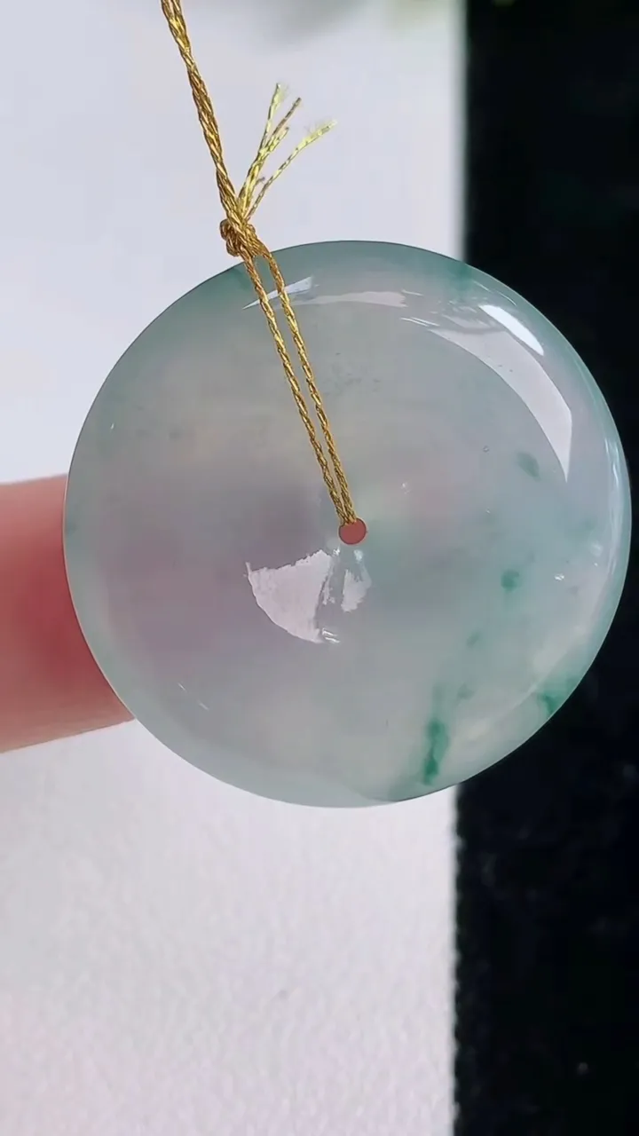 天然A货翡翠冰种飘花平安扣吊坠，尺寸27.2-5.6，重量:8.82g
12月18日