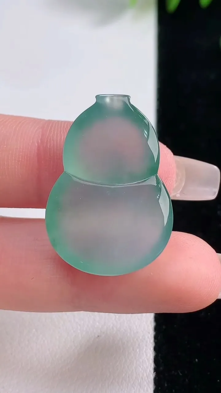 天然A货翡翠种飘花葫芦镶嵌件，尺寸28-19.8-5.8，重量:6.08g
12月18日