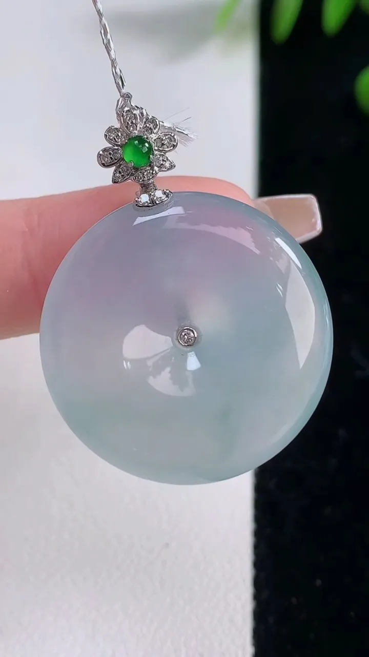 天然A货翡翠种飘花平安扣吊坠，尺寸27-6，重量:10.16g
12月18日