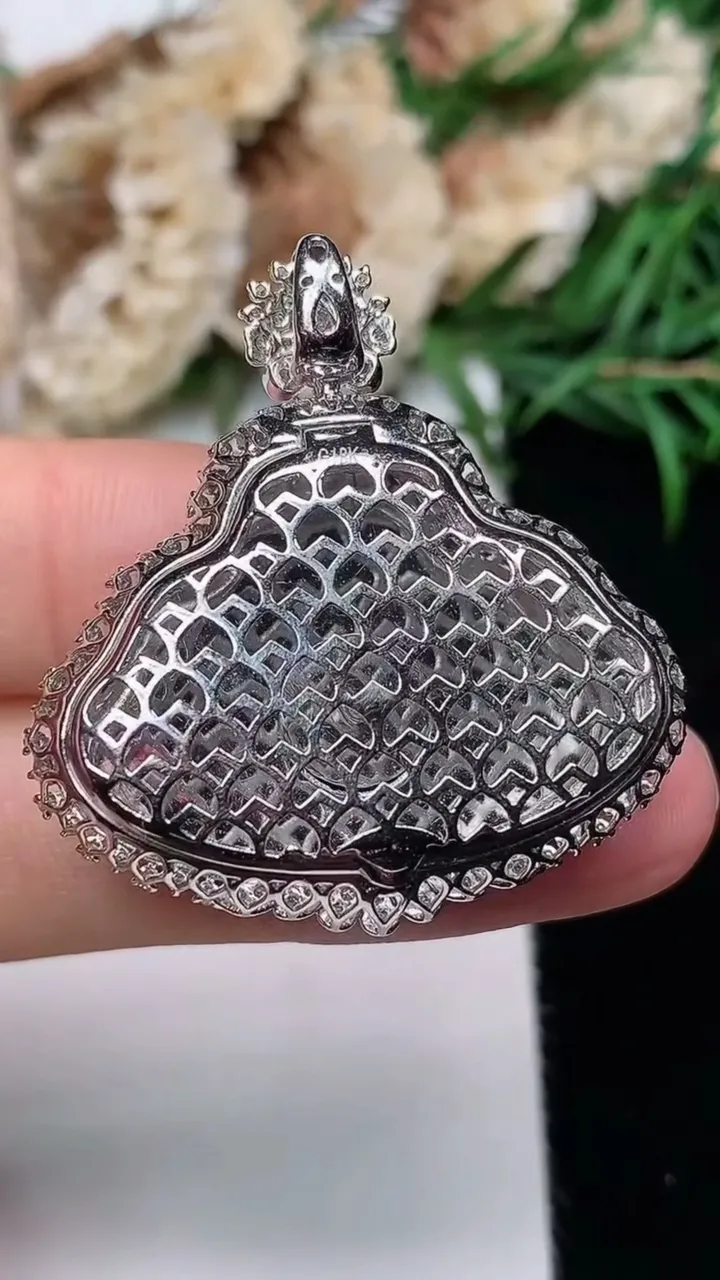 天然A货翡翠佛公吊坠，尺寸35-32.4-10.9
12月18日