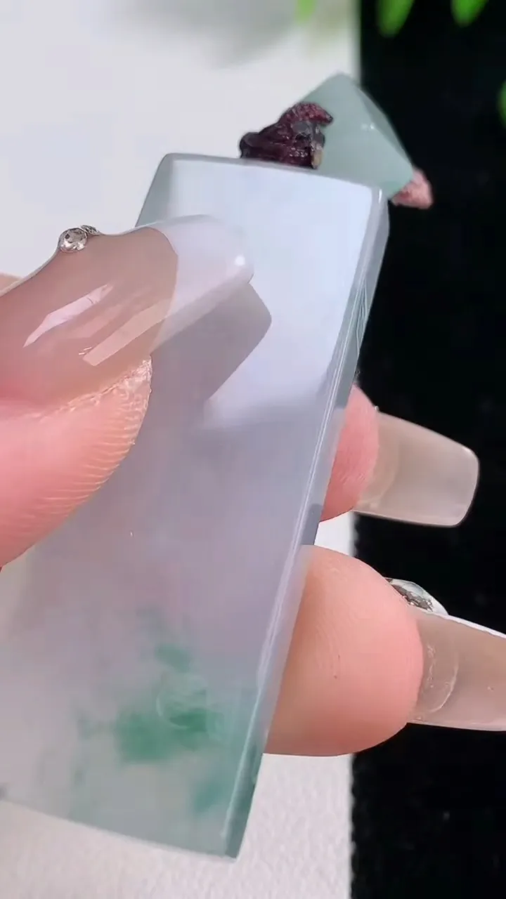 天然A货翡翠种飘花无事牌吊坠，尺寸46.4-19.2-6，重量:18.30g
12月18日