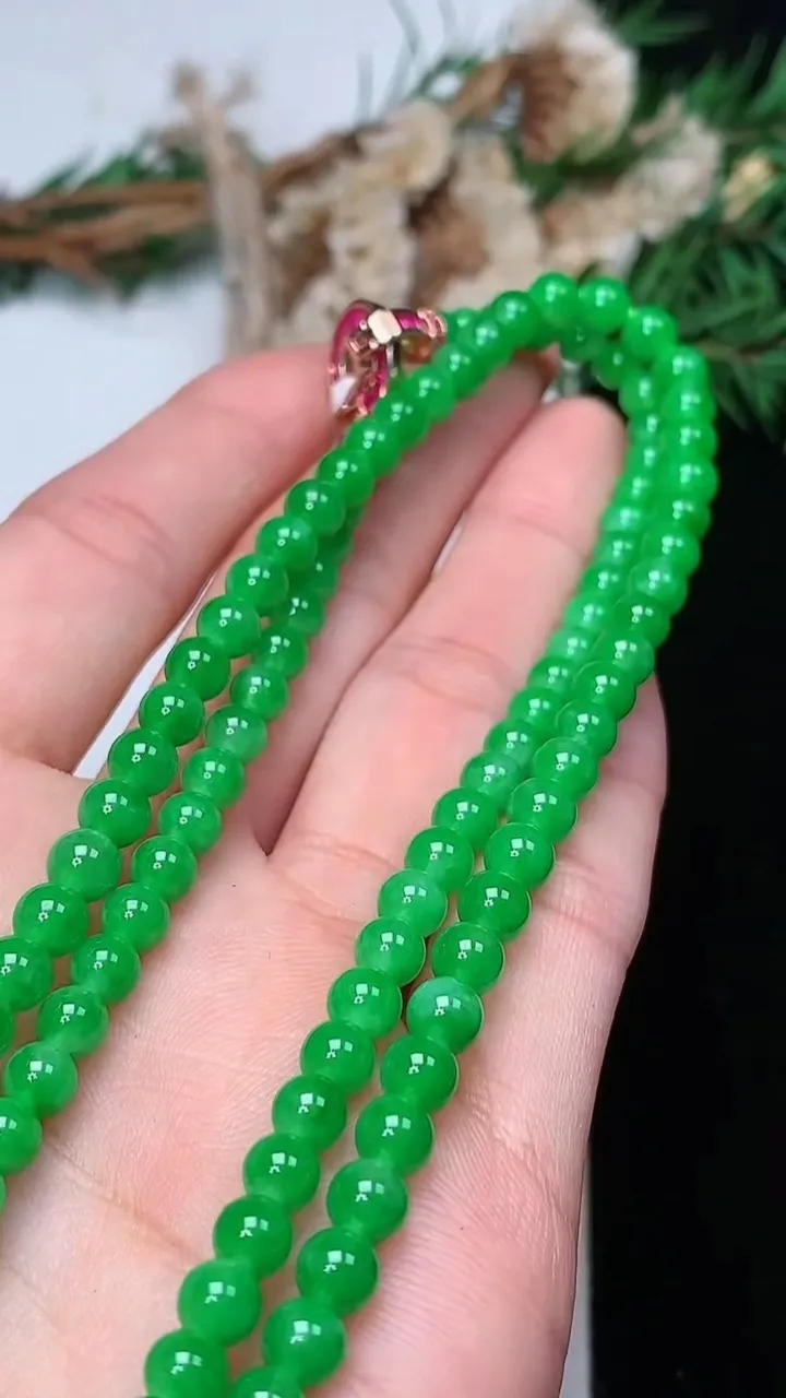 天然A货翡翠圆珠项链，尺寸5.1-122颗，重量:24.54g12月18日
工厂直销收藏佳品,种好水足，色泽均匀，有种有色，上手高大气！