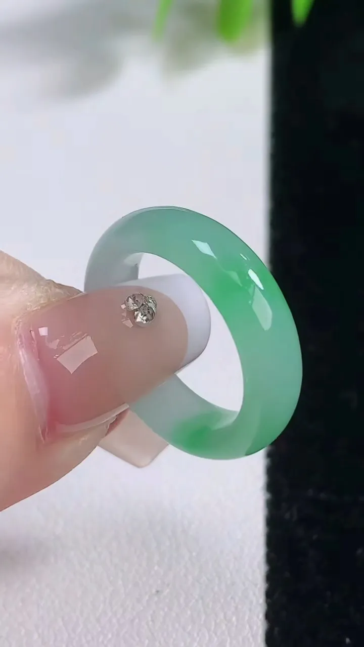 天然A货翡翠指环戒指，尺寸16.2-5.3-2.9，重量:3.17g2025年12月18日
工厂直销收藏佳品,种好水足，色泽均匀，有种有色，上手高大气！