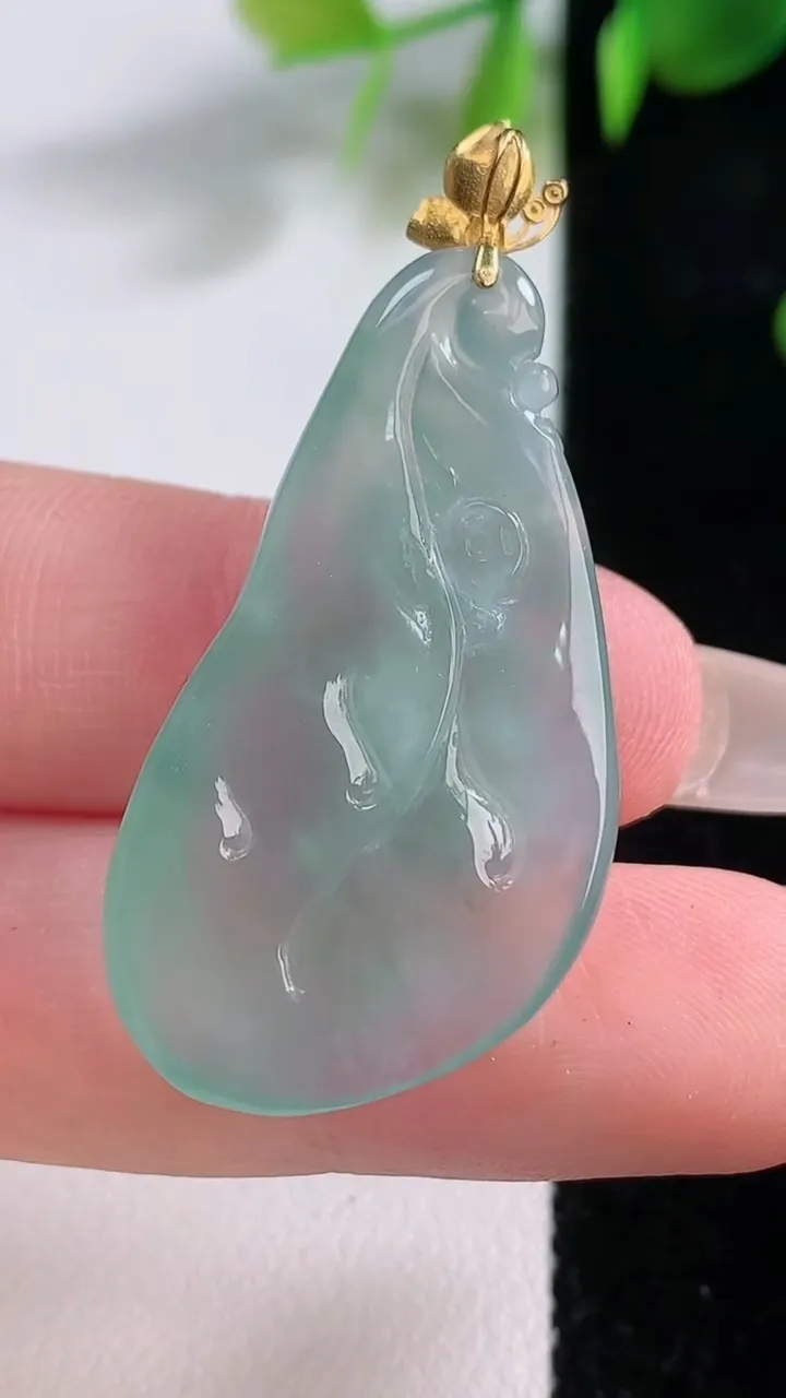 天然A货翡翠和和美美 荷花吊坠，尺寸36.2-20.4-6，重量:7.32g
12月18日