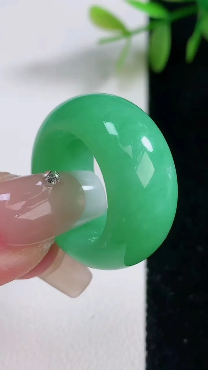 天然A货翡翠指环扳指，尺寸16.7-12-5，重量:12.47g2025年12月18日
工厂直销收藏