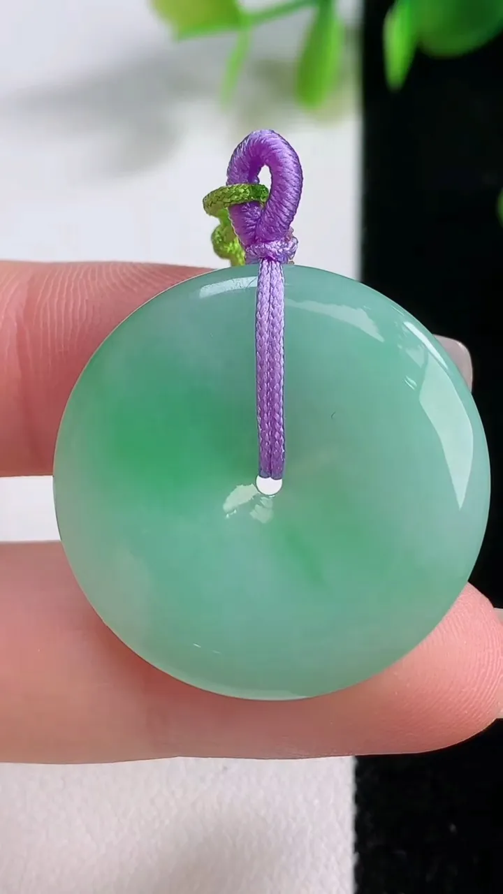 天然A货翡翠平安扣吊坠，尺寸28.6-4.4，重量:8.47g
12月18日