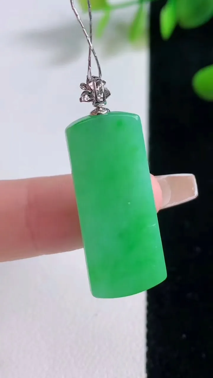 天然A货翡翠无事牌吊坠，尺寸28.7-4.8，重量:5.02g
12月18日