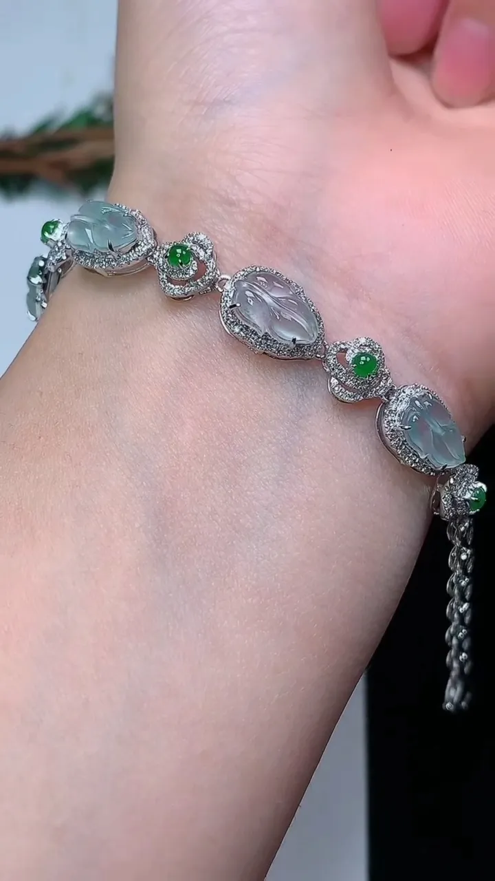 天然A货翡翠金枝玉叶 叶子手链，尺寸10-5.7-5.2，重量:7.68g
12月19日