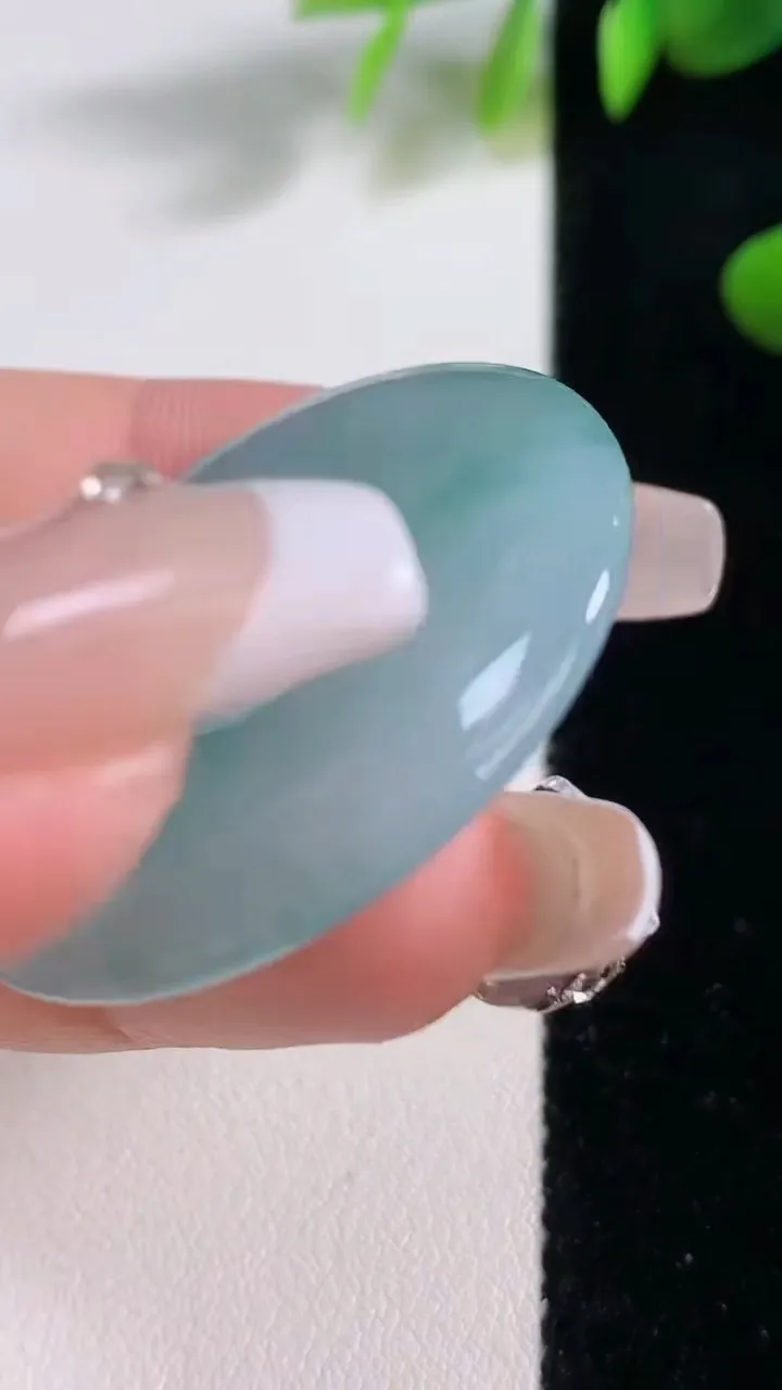 天然A货翡翠冰种飘花平安扣吊坠，尺寸35.6-5.5，重量:15.90g
12月18日