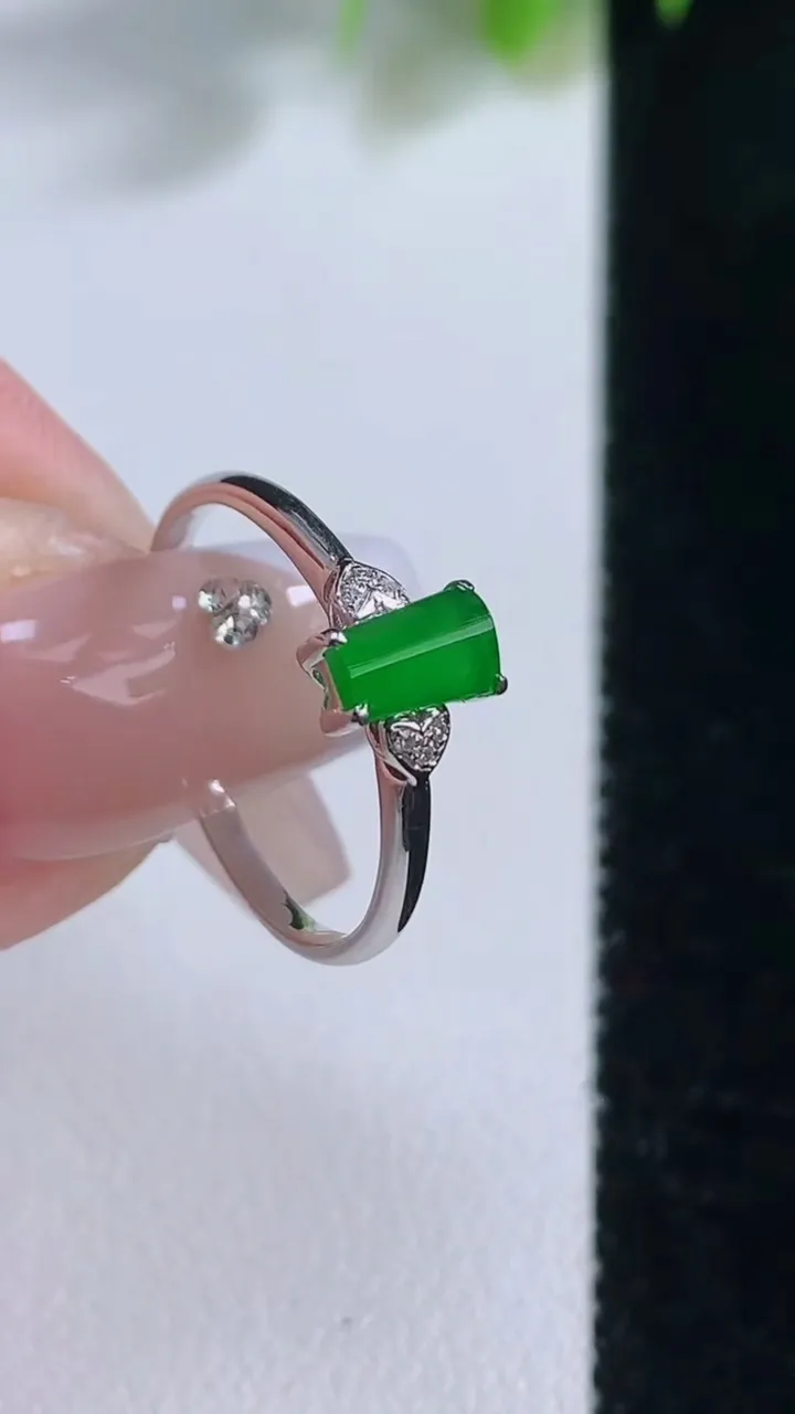 天然A货翡翠马鞍戒指，尺寸16.8-6-4-4.6，重量:1.38g2025年12月18日
工厂直销收藏佳品,种好水足，色泽均匀，有种有色，上手高大气！