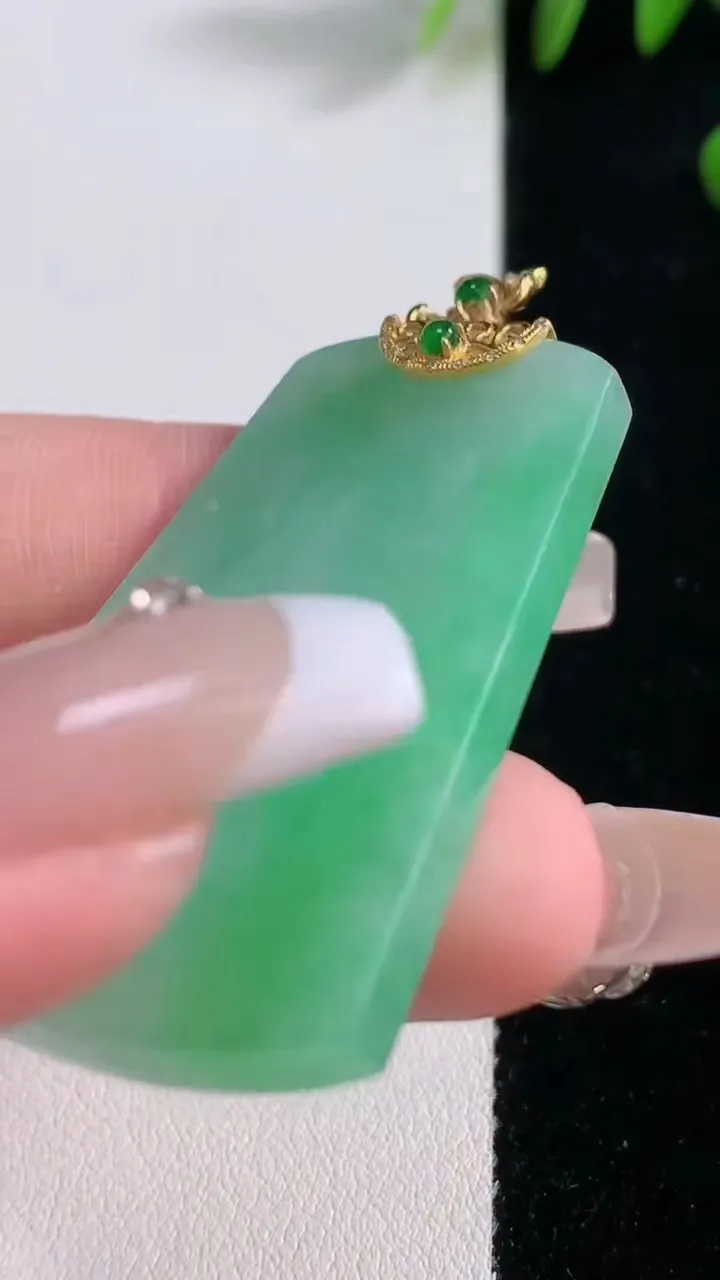 天然A货翡翠无事牌吊坠，尺寸46-29.3-3.6，重量:15.19g
12月18日