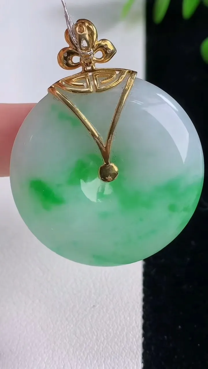 天然A货翡翠平安扣吊坠，尺寸33.8-5.5，重量:15.83g
12月18日