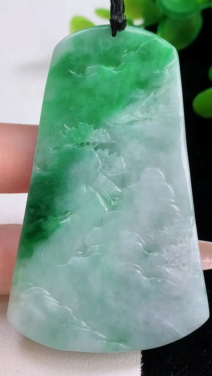 天然A货翡翠山水牌吊坠，尺寸70.4-43.2-5.9，重量:36.80g
12月18日