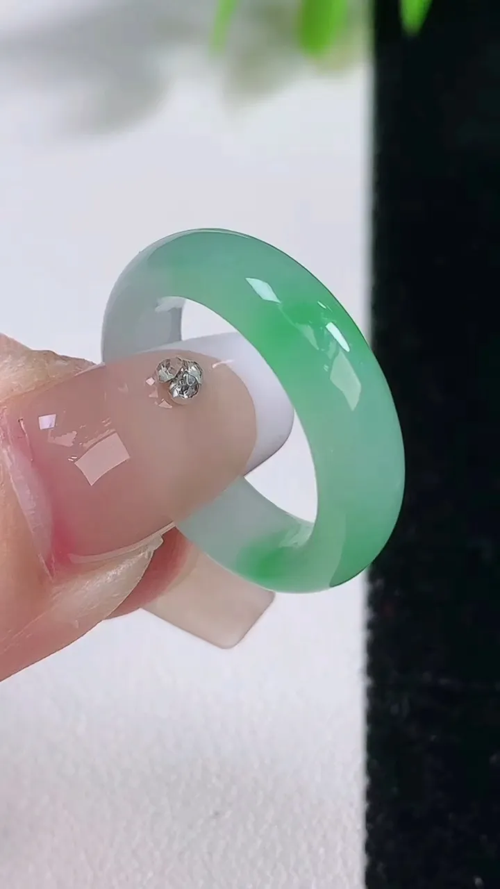 天然A货翡翠指环戒指，尺寸16.2-5.3-2.9，重量:3.17g2025年12月18日
工厂直销