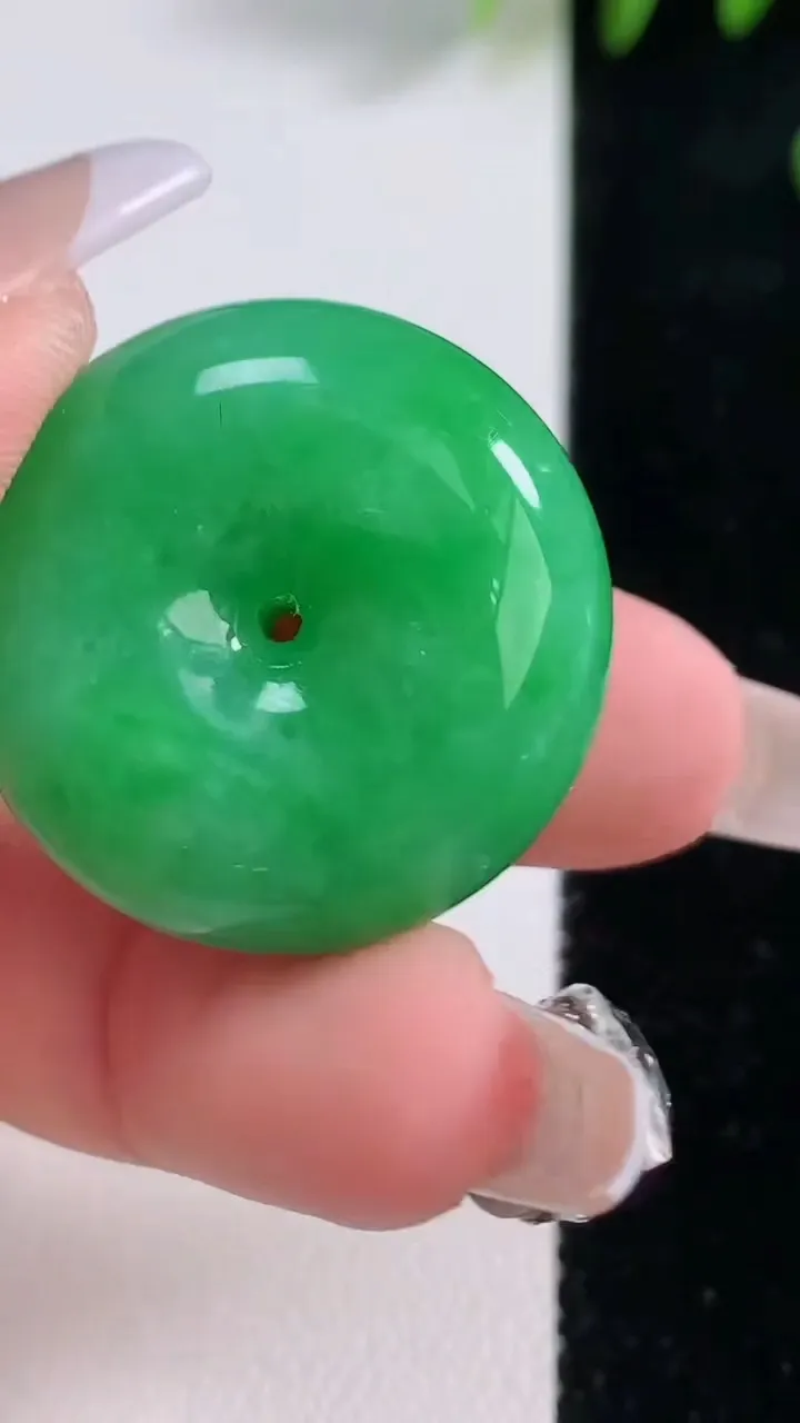 天然A货翡翠平安扣吊坠，尺寸27.7-12.5，重量:20.52g
12月18日