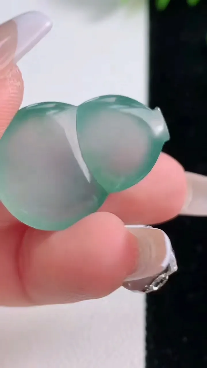 天然A货翡翠种飘花葫芦镶嵌件，尺寸28-19.8-5.8，重量:6.08g
12月18日