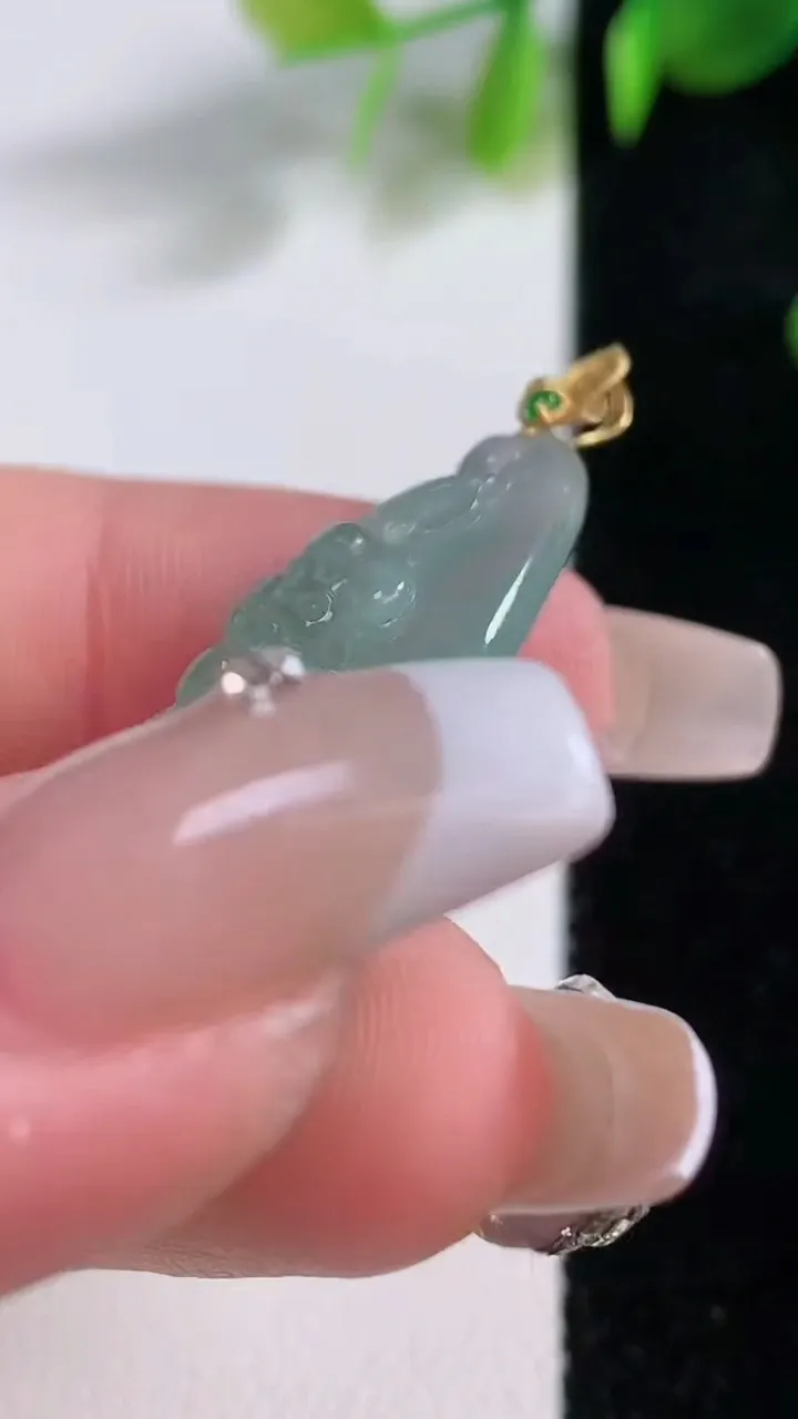 天然A货翡翠和和美美 荷花吊坠，尺寸36.2-20.4-6，重量:7.32g
12月18日