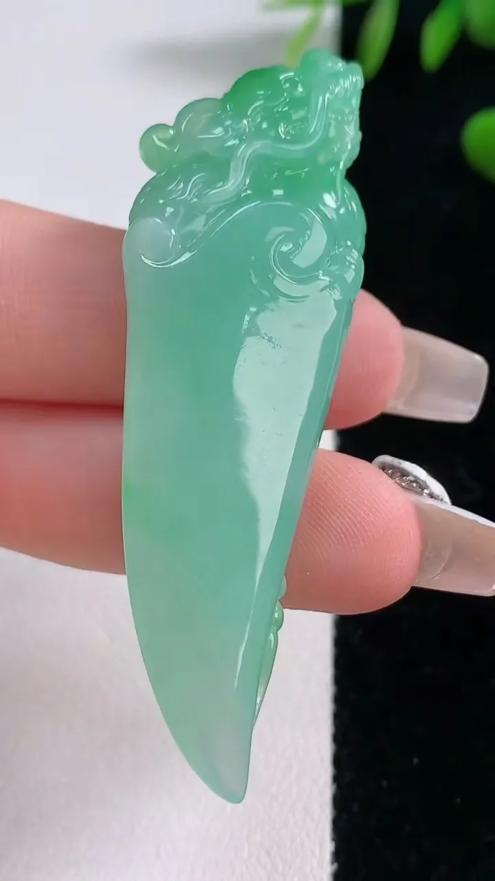 天然A货翡翠龙牙吊坠，尺寸59.7-18.5-10.2，重量:17.07g
12月18日