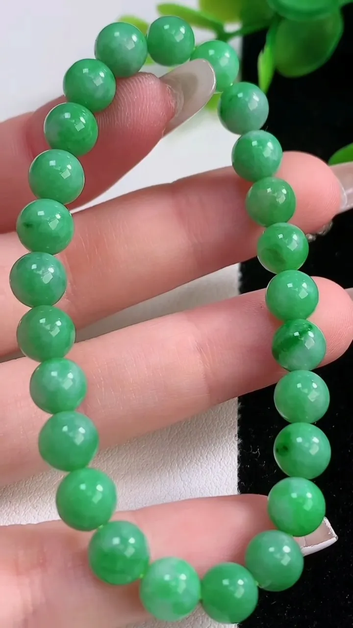 天然A货翡翠圆珠手串，尺寸6.8-25颗，重量:15.70g12月18日
工厂直销收藏佳品,种好水足，色泽均匀，有种有色，上手高大气！