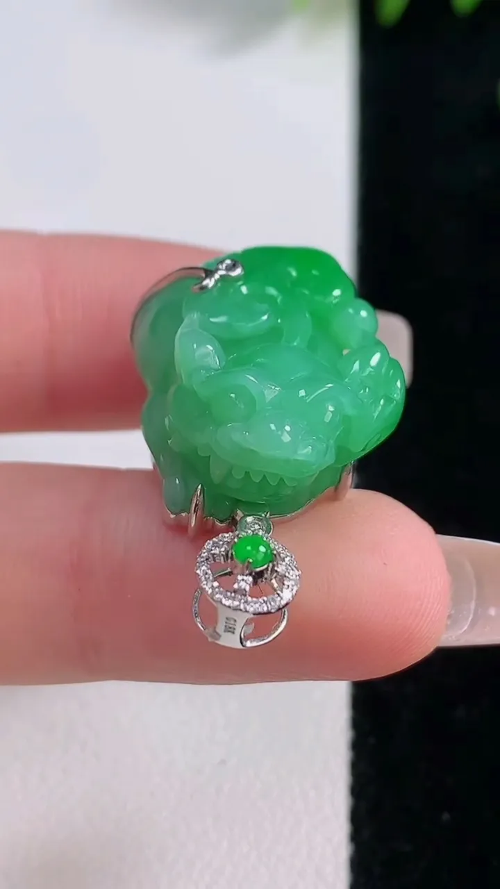 天然A货翡翠貔貅吊坠，尺寸22.6-15.4-11.8，重量:9.53g
12月18日