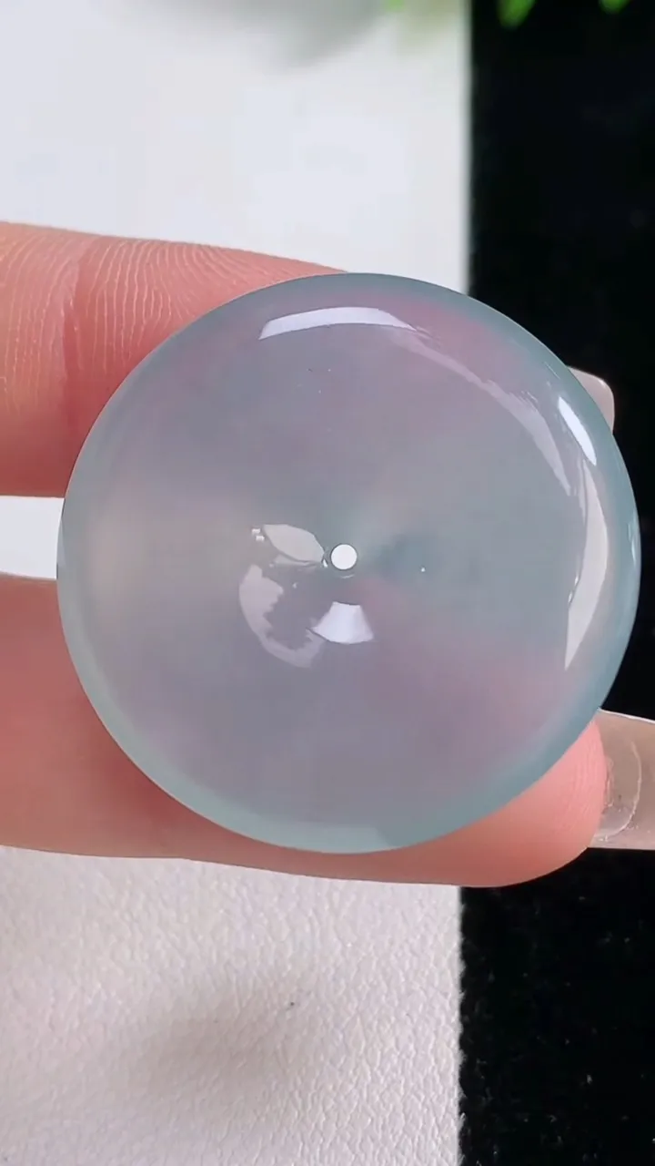 天然A货翡翠种飘花平安扣吊坠，尺寸30.7-5.7，重量:11.80g
12月18日