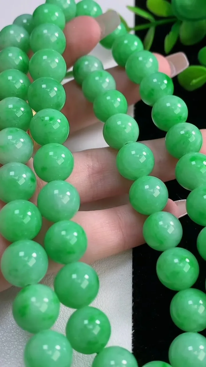天然A货翡翠圆珠项链，尺寸11-52颗，重量:122.83g12月18日
工厂直销收藏佳品,种好水足，色泽均匀，有种有色，上手高大气！