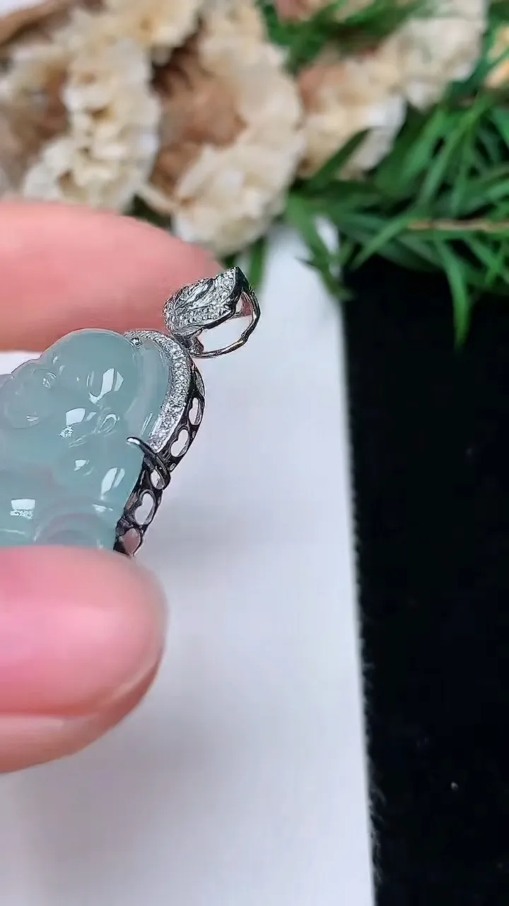 天然A货翡翠白冰佛公吊坠，尺寸27.5-33.4-7.3，重量:8.68g
12月18日