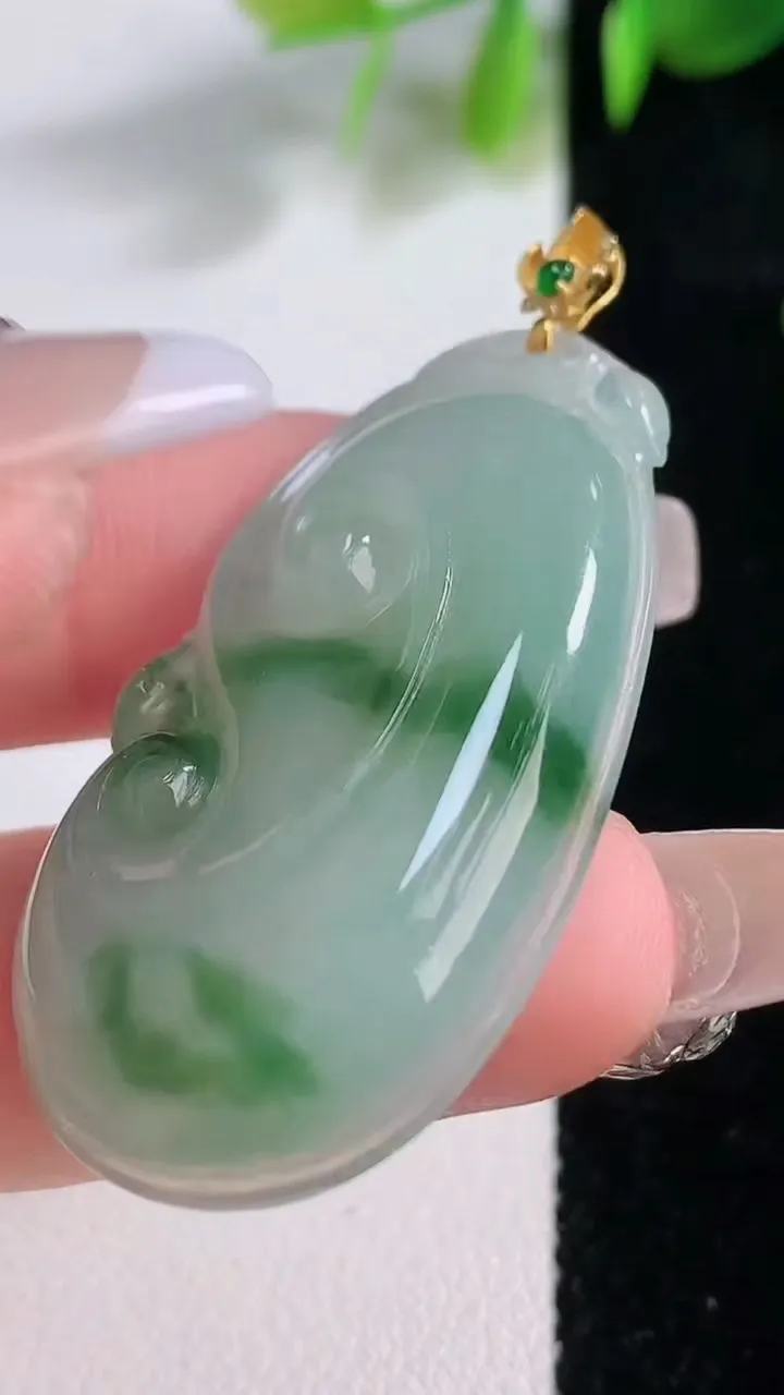 天然A货翡翠如意吊坠，尺寸41-23-5.9，重量:10.85g
12月18日