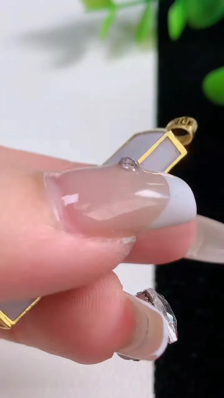 天然A货翡翠18K金紫罗兰无事牌吊坠，尺寸37.2-15.2-4.5，重量:7.80g
12月18日