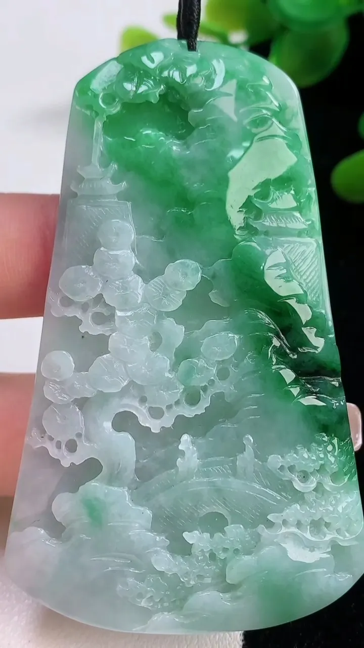 天然A货翡翠山水牌吊坠，尺寸70.4-43.2-5.9，重量:36.80g
12月18日