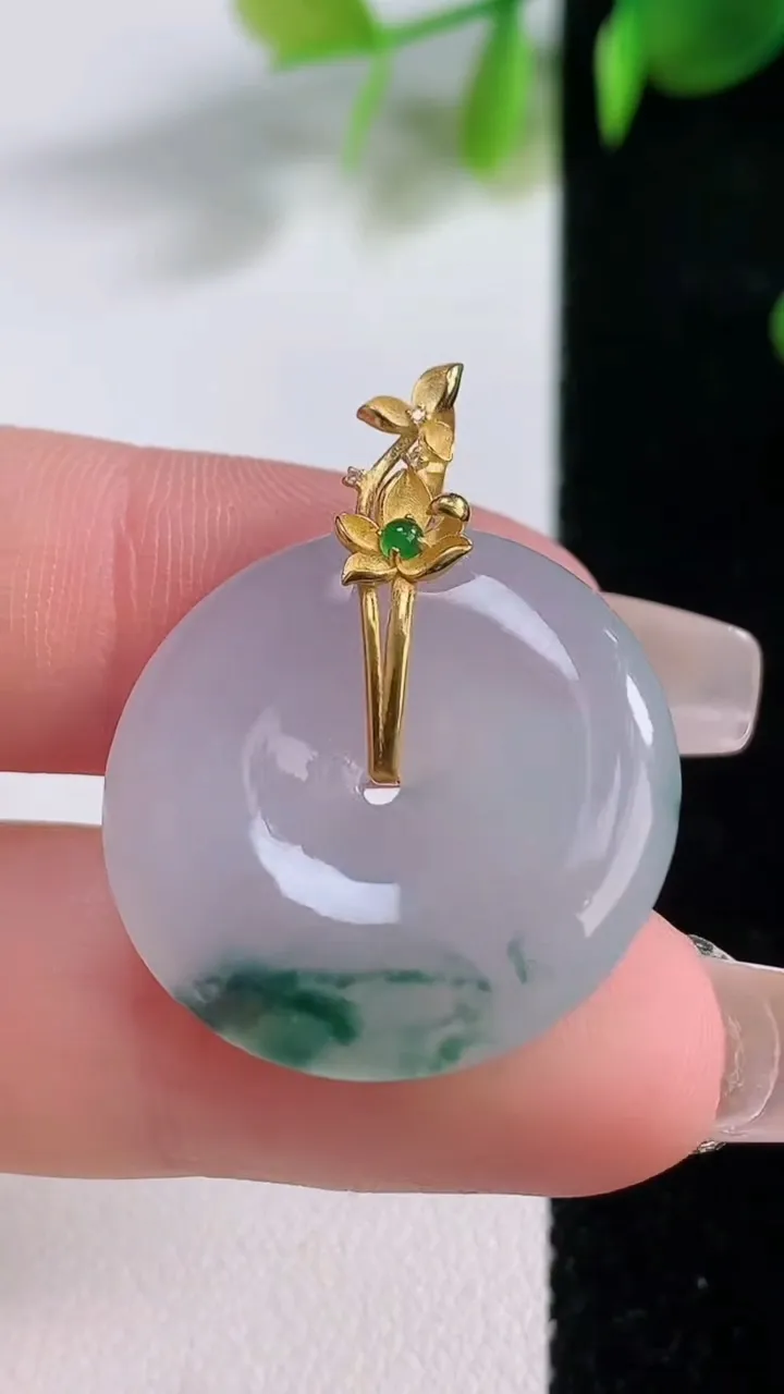 天然A货翡翠种飘花平安扣吊坠，尺寸24.2-4.7，重量:6.77g
12月18日