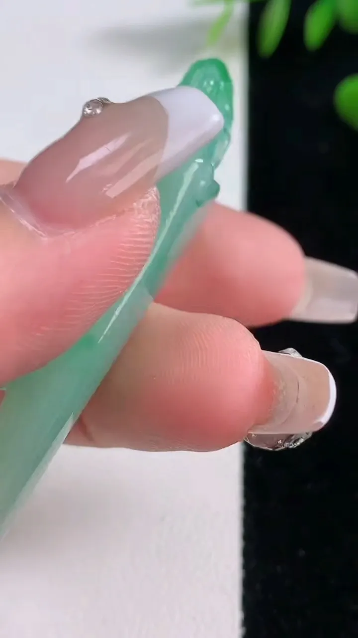 天然A货翡翠龙牙吊坠，尺寸59.7-18.5-10.2，重量:17.07g
12月18日