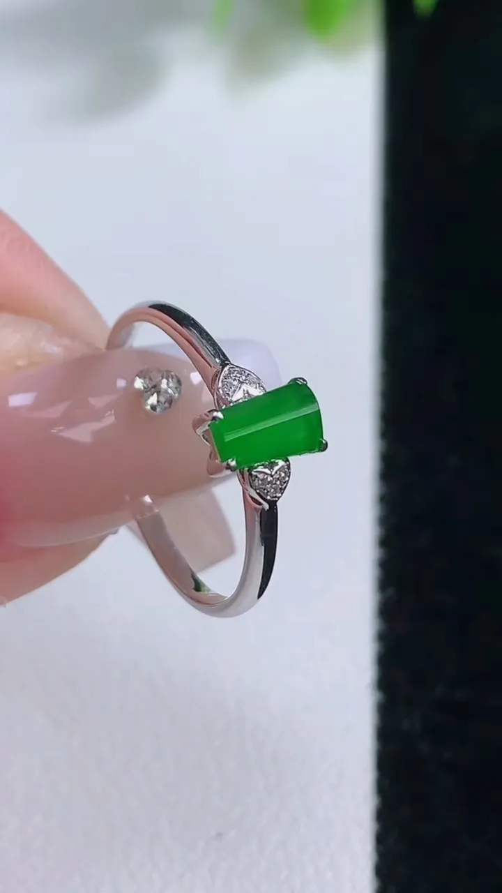 天然A货翡翠马鞍戒指，尺寸16.8-6-4-4.6，重量:1.38g2025年12月18日
工厂直销