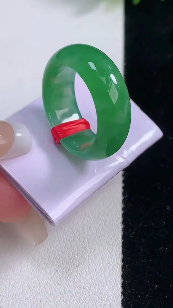 天然A货翡翠指环扳指，尺寸18.4-7.9-3.5，重量:7.74g2025年12月18日
工厂直销收藏佳品,种好水足，色泽均匀，有种有色，上手高大气！