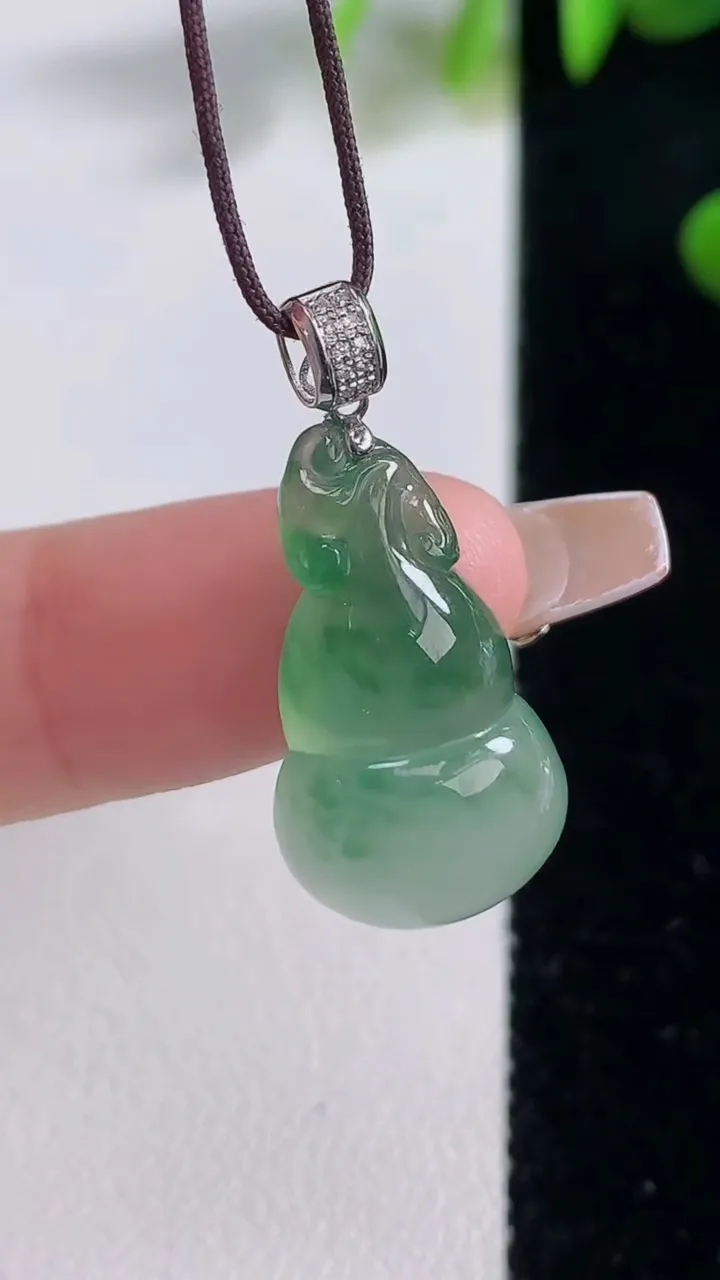 天然A货翡翠种飘花葫芦吊坠，尺寸22.2-13-6.8，重量:3.21g
12月18日