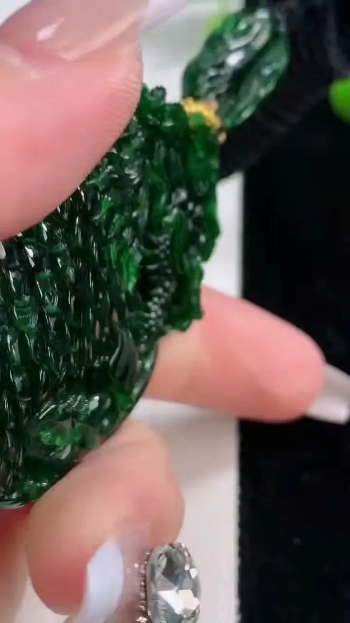 天然A货翡翠龙牌吊坠，尺寸59.8-36.8-10，重量:43.26g
12月18日