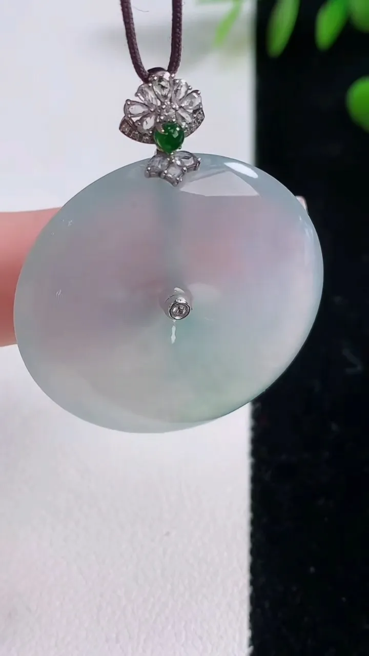 天然A货翡翠种白冰平安扣吊坠，尺寸32.3-5.9，重量:13.34g
12月18日