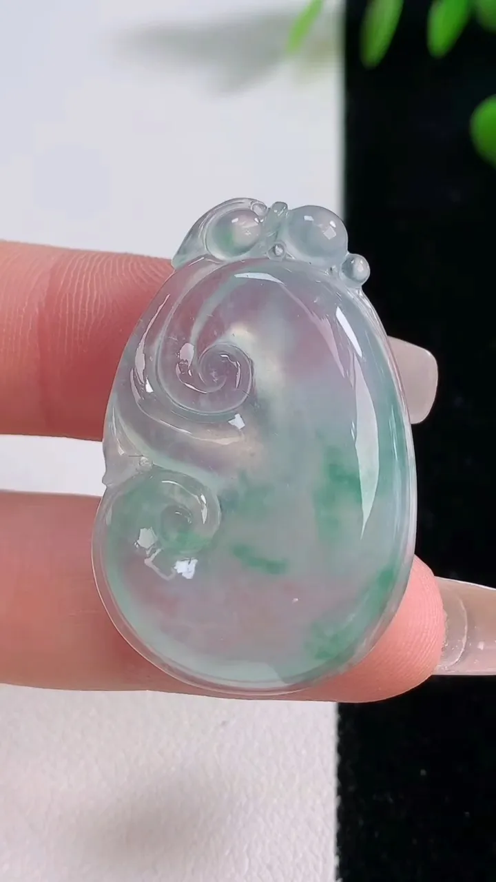 天然A货翡翠种飘花如意吊坠，尺寸36.7-23.8-5.6，重量:7.66g
12月18日