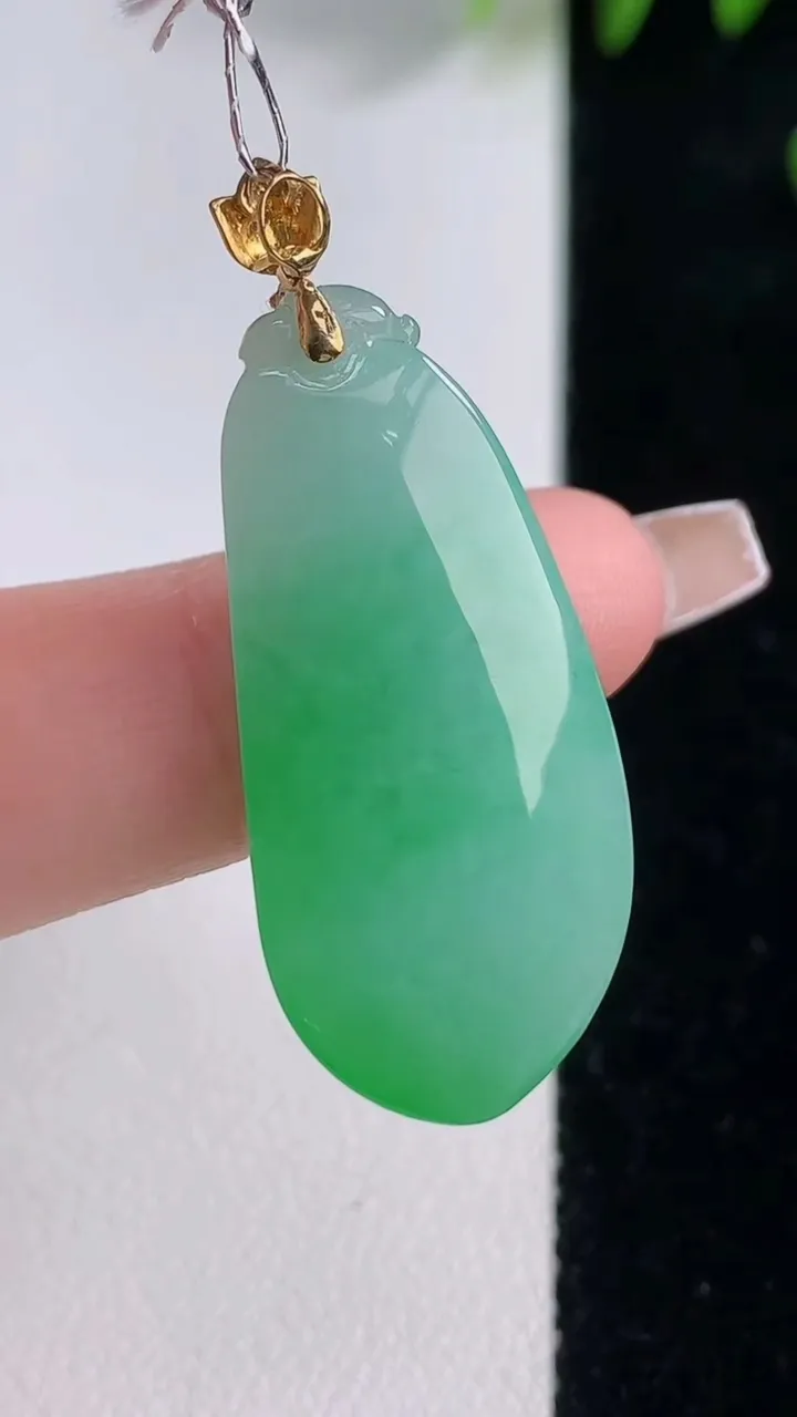 天然A货翡翠福瓜吊坠，尺寸32.7-16.2-6.6，重量:6.56g
12月18日