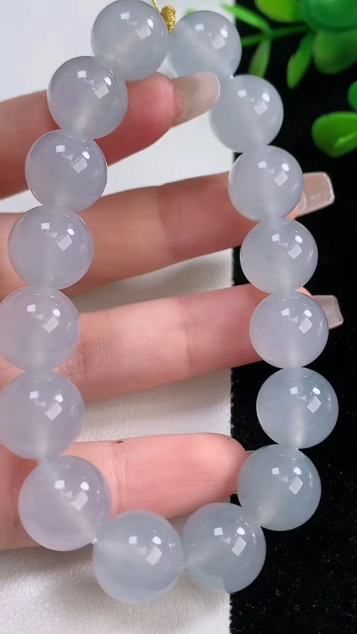 天然A货翡翠种白冰圆珠手串，尺寸12.4-16颗，重量:54.83g12月18日
工厂直销收藏佳品,种好水足，色泽均匀，有种有色，上手高大气！