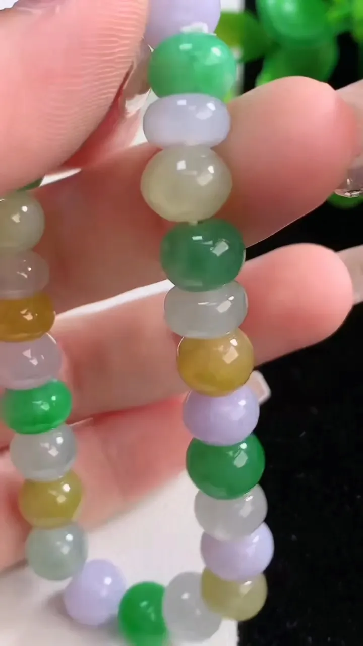 天然A货翡翠三彩算盘珠手串，尺寸9-4.8-29颗，重量:26.18g12月18日
工厂直销收藏佳品,种好水足，色泽均匀，有种有色，上手高大气！